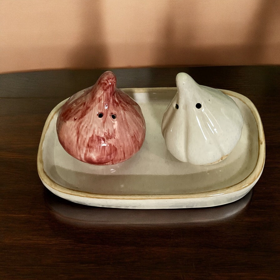 SOULCRAFTZ Handcrafted Ceramic Garlic & Onion Salt & Pepper Shaker Set with Tray
